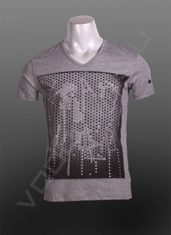 Футболка Casual Футболка CasualФутболки и поло<br>Мужская футболка, V-образный ворот, стрейч, приталенная, принт отделан металлическими паетками.<br><br>Цвет: серый<br>Размер INT: M<br>Пол: Мужской